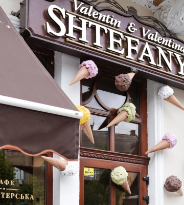 В Ужгороді демонтують 32 вивіски, серед них – відомої кав'ярні «Shtefanyo V&amp;V»