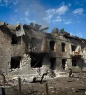 Російський ракетний удар по Балаклії: поранені двоє людей, одну жінку врятували з-під завалів