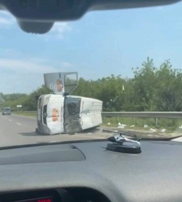 У Рованцях біля Луцька - аварія: перекинувся мікроавтобус, водія госпіталізували