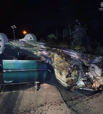 На Рівненщині Mercedes врізався у відбійник і перекинувся