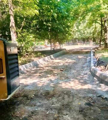 В Одесі на Фонтанській дорозі триває капітальний ремонт