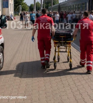 На Закарпатті жінка з 9-річним сином вистрибнули з поїзда під час руху