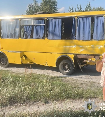 На Хмельниччині вантажівка вилетіла на зустрічну просто в автобус: є поранені, - поліція