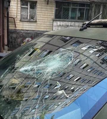 В Днепре на проспекте Поля мужчина громил автомобиль и бросался на людей