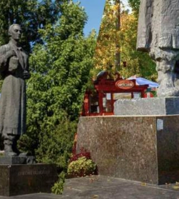 Советская власть "переобула" Сковороду: почему на памятнике философ изображен в сапогах