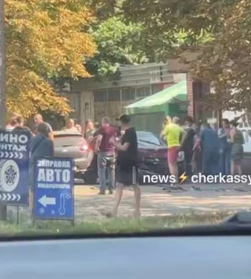 У Черкасах поблизу Центрального стадіону сталася аварія. На місці працює швидка (ВІДЕО)