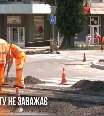 "Великі карти асфальту укладаємо вночі": як у Рівному ремонтують дороги у спеку (ВІДЕО)