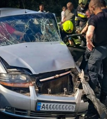 Жорстка троща у Перечині: водія вирізали з металевої пастки після кривавого зіткнення на Ужгородській