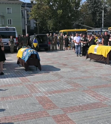 Один пішов за загиблого брата, інший — з перших днів повномасштабної: у Рівному провели в останню дорогу Героїв (ВІДЕО)