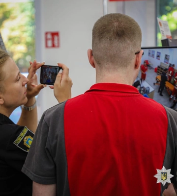 У Черкасах юнак завдав собі удару в шию ножем