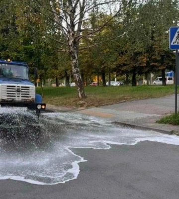 На вулицях Львова через спеку працюють поливальні машини