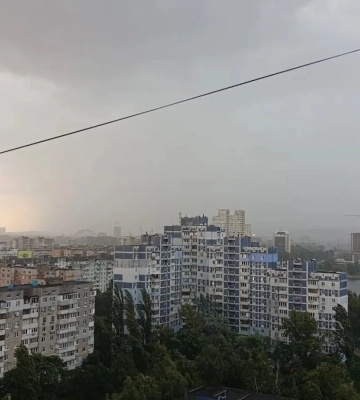 Відео: Київ накрила гроза з веселкою та градом