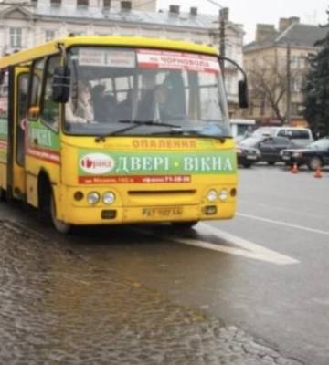 У Франківську водій автобуса образив матір загиблого воїна і поплатився за це роботою