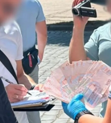Инструктор автошколы в Черновцах обещал "решить вопрос" с правами за 26 тысяч гривен