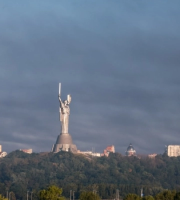 Нічний удар РФ по Києву: загинула людина, понад 20 постраждалих, в одному з районів стався витік аміаку