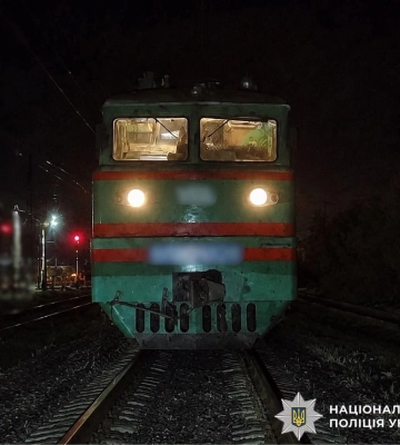 На Київщині під колесами вантажного потягу загинула жінка, - поліція