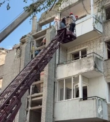 Будинок на Патона у Львові можуть знести: мешканці забирають речі після удару РФ