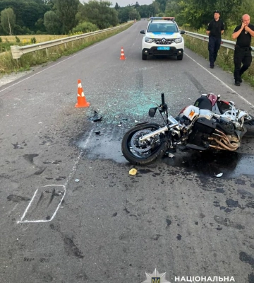 У Рівненському районі мотоцикліст в`їхав у автівку під час обгону