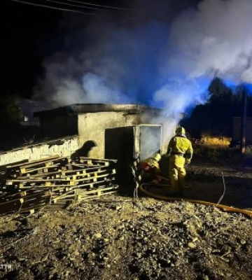 У Хусті рятувальники за 7 хвилин загасили пожежу в складському приміщенні та врятували авто
