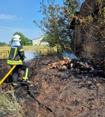 На Волині через спалювання сухостою загорілась господарська будівля