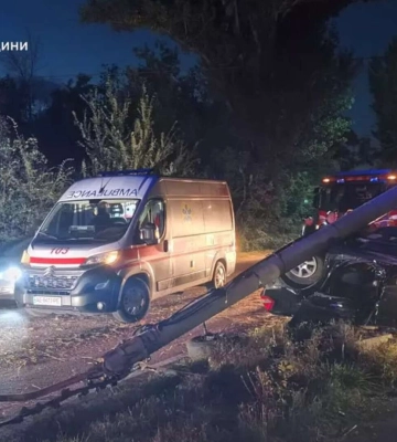 В Кривом Роге Nissan врезался в столб и перевернулся: есть пострадавшие