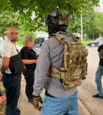«Продай квартиру й задонать мені»: затримали офіцера, який вимагав $10 тисяч у військового в СЗЧ