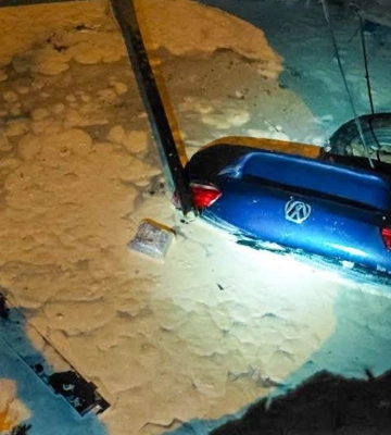 В Одессе авто во время движения провалилось под землю и пошло под воду
