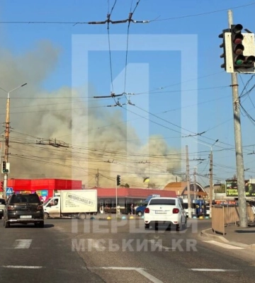 У Кривому Розі на Центральному ринку сталася масштабна пожежа в кафе