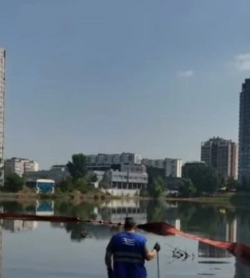 Комунальники показали, як рятують озеро Кирилівське від нафтового забруднення (відео)