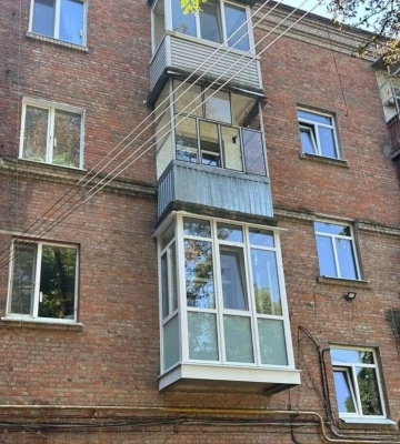 Новые окна и восстановленные кровли: в Днепре восстанавливают жилой фонд после атак рф