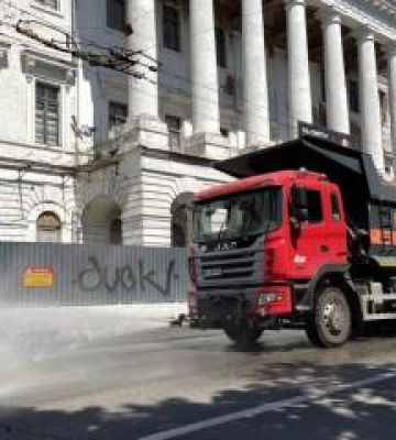 У Полтаві через спеку щодня поливають дороги