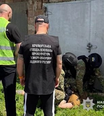 Хотів продати автомат і боєприпаси: у Кривому Розі судитимуть чоловіка
