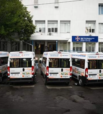 У громадах Київщини з'явилися нові інклюзивні автомобілі: ветеранів возитимуть соціальні таксі