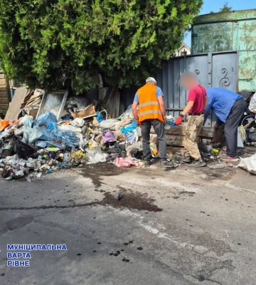 На одній із вулиць Рівного ліквідували стихійне сміттєзвалище