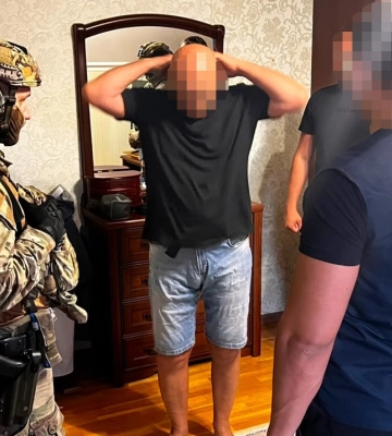 500 чоловіків виїхали за кордон за день: у Мукачеві обшукали ТЦК і ВЛК через фіктивне списання