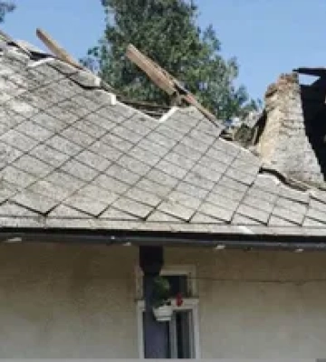 На Закарпатті потужний буревій зірвав дахи з близько 200 будинків та понищив поля