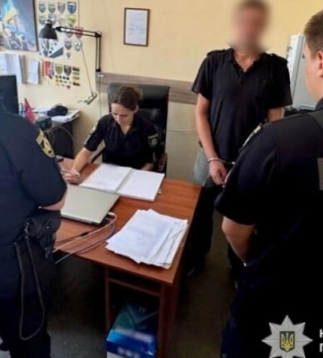 Вихопив телефон із рук 65-річної містянки та здав у ломбард: поліцейські Дніпра затримали підозрюваного у пограбуванні