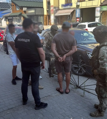 На Буковині затримали вимагача, який побив чоловіка через 50 000 доларів неіснуючого боргу