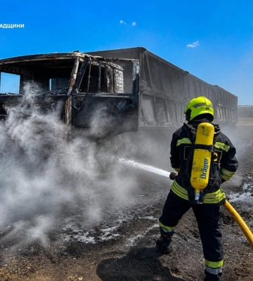 Вантажівка з 9 тоннами жита загорілася на Кіровоградщині