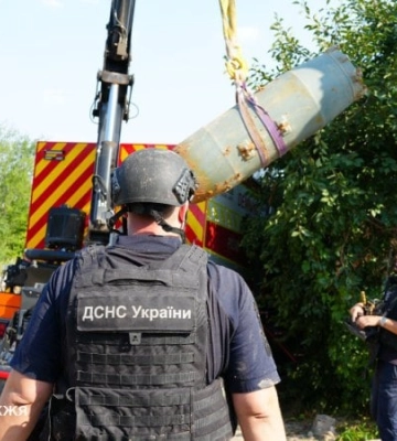 Фото, видео: в Запорожской области саперы ГСЧС уничтожили российскую авиабомбу ФАБ-500