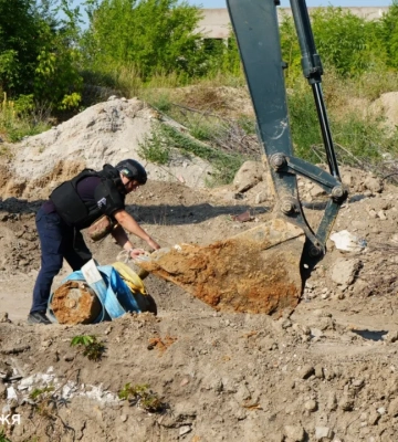 В Запорожье нашли и уничтожили авиабомбу, застрявшую на глубине 10 метров. ФОТО