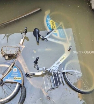 У Києві вандали скинули в озеро Йорданське прокатні велосипеди 