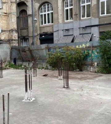 У центрі Львова занедбану ділянку перетворять на паркінг, укриття та громадський простір