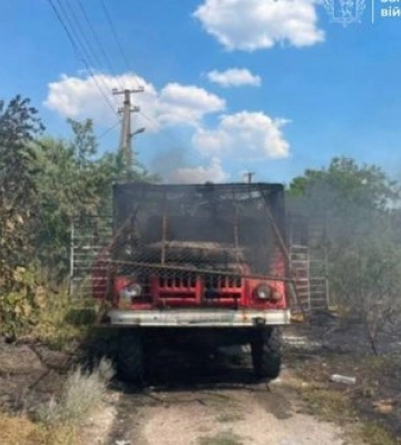 Ворог вдарив по рятувальникам у Запорізькому районі, коли вони гасили пожежу після попереднього обстрілу