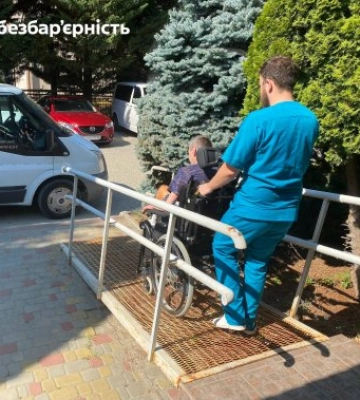 «Не просто пандус, а повага»: як у міграційній службі Закарпаття долають бар’єри для ветеранів та цивільних
