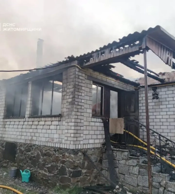 На горі Петрос блискавка влучила в капличку з туристами, а на Житомирщині підпалила будинок