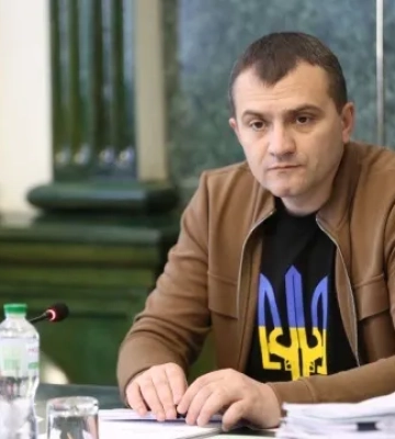 Видео: в кабинете мэра Хмельницкого вместо ковриков лежат российские флаги