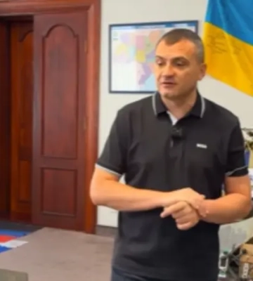 У кабінеті мера Хмельницького замість килимків лежать російські прапори (відео)