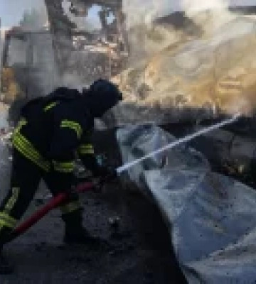 У Херсоні російський FPV-дрон підпалив вантажівку з продуктами