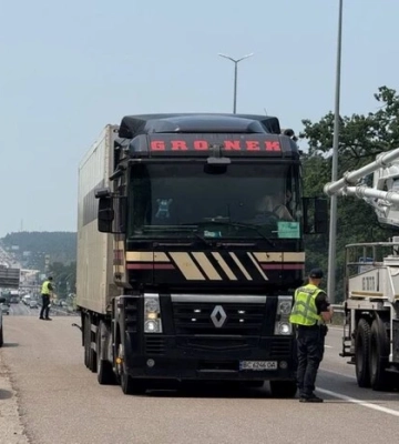 На Київщині через спеку обмежено рух вантажівок на трасах
